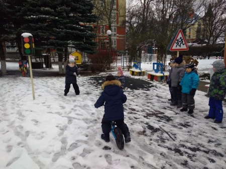 В рамках проводимого мероприятия «Внимание, дети!» в ДОУ № 1 «Скворушка»  проведён урок дорожной безопасности